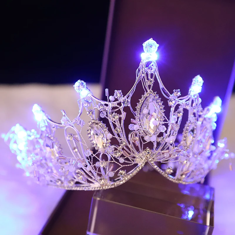 Di lusso Luce Blu Austria di Cristallo Corona di Strass Perla Diademi di Cerimonia Nuziale Testa Ornamenti D'epoca Luminoso Promenade Del Partito Queen Corone