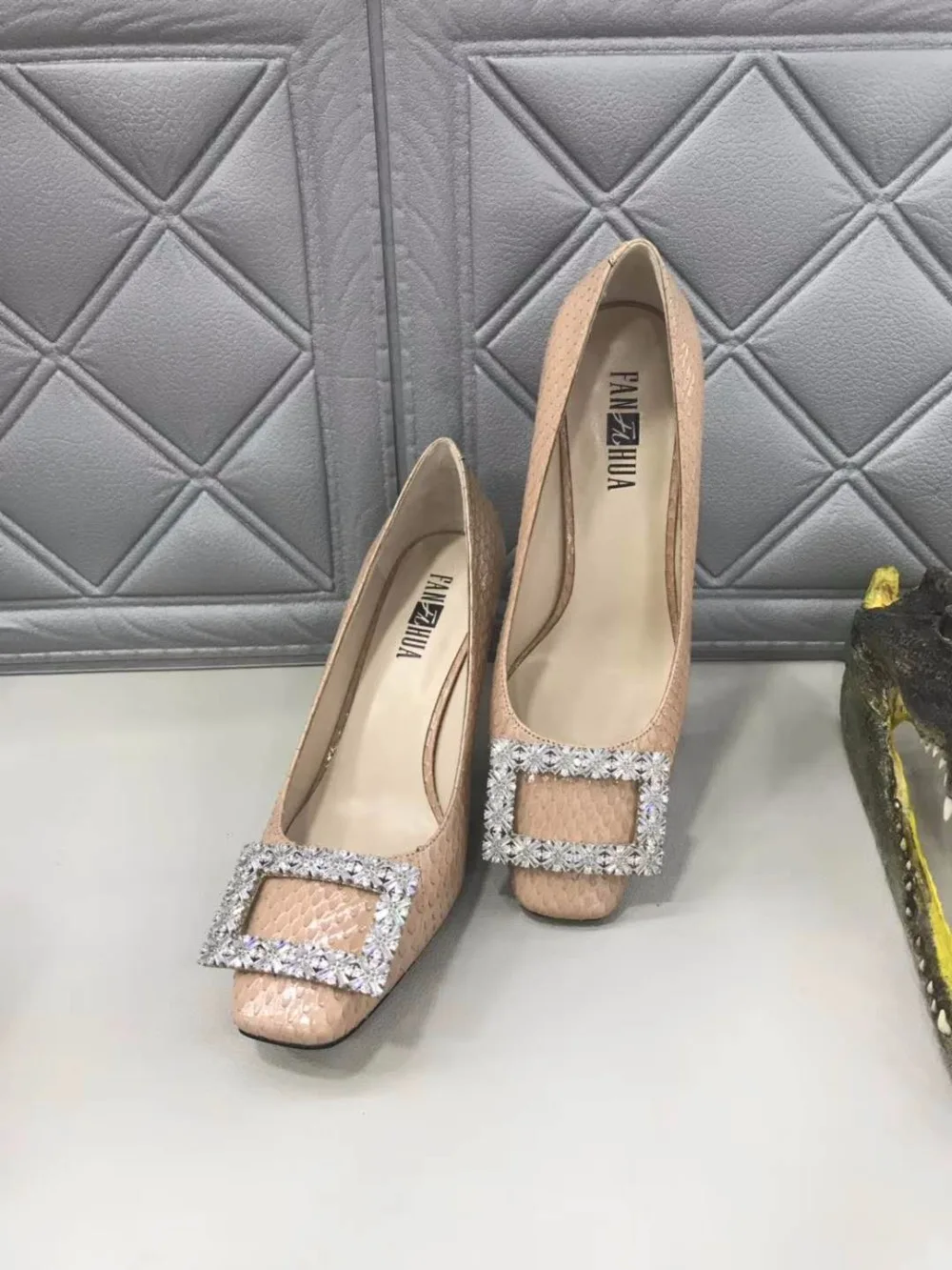 100% Genuine real Python skin leather women fashion shoe with cow skin lining 2019 new style lady shoes nude beige color snake