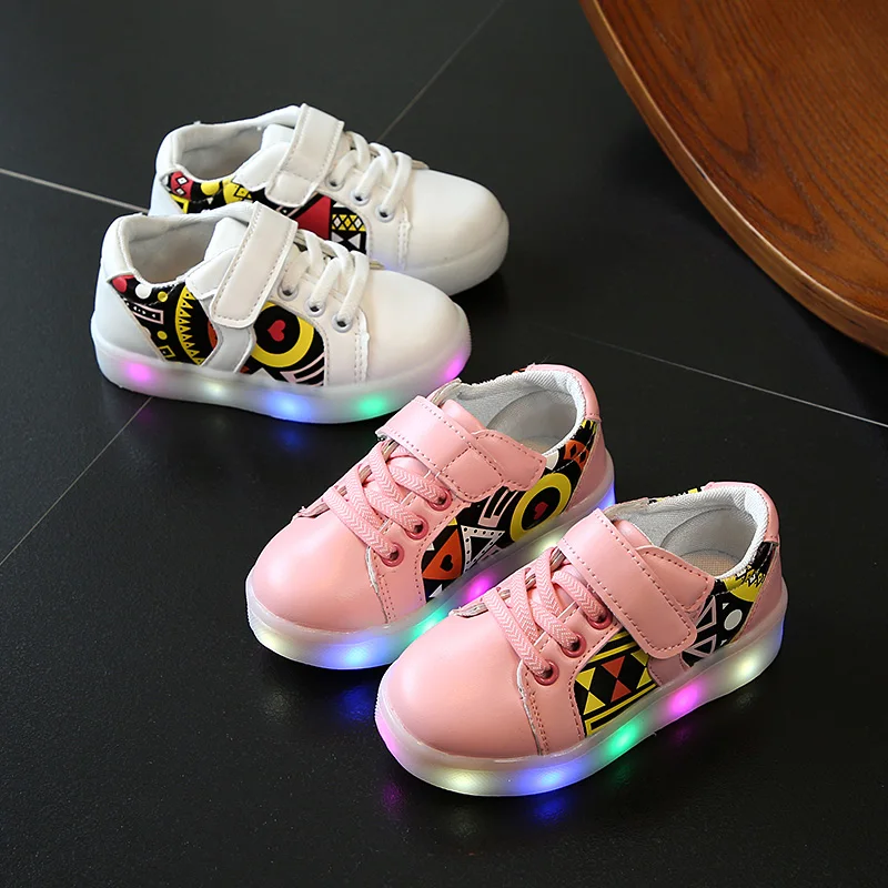 

2022 spring new children's shoes boys and girls colorful LED light LED shoes non-slip Korean version of the shoes