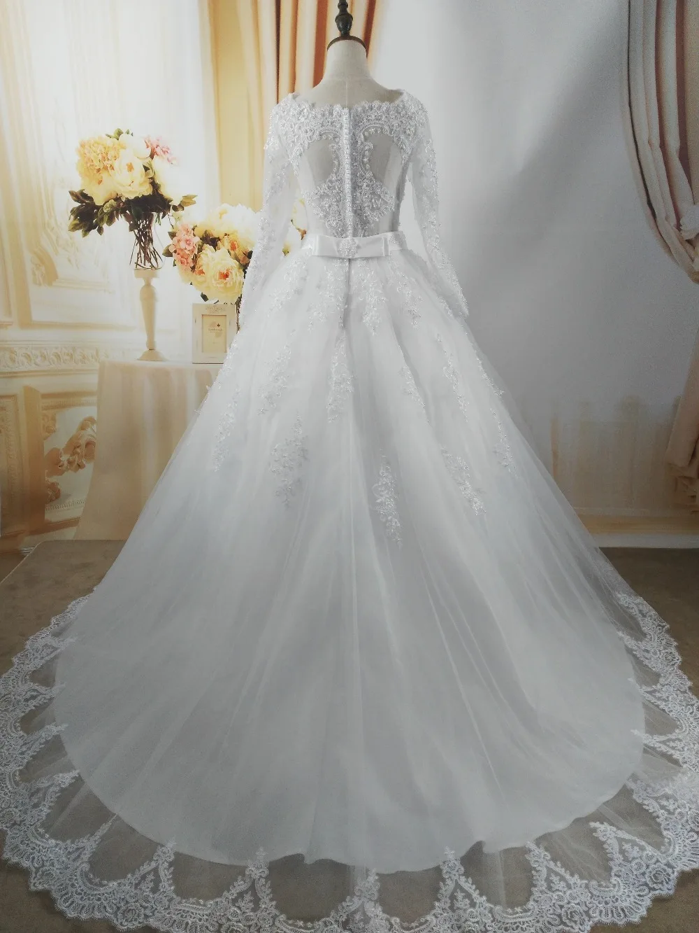 ZJ9131 Customized 2024 Elegant Vintage Pearls Vintage Wedding Dresses For Brides Lace Sweetheart With Lace Edge Plus Size