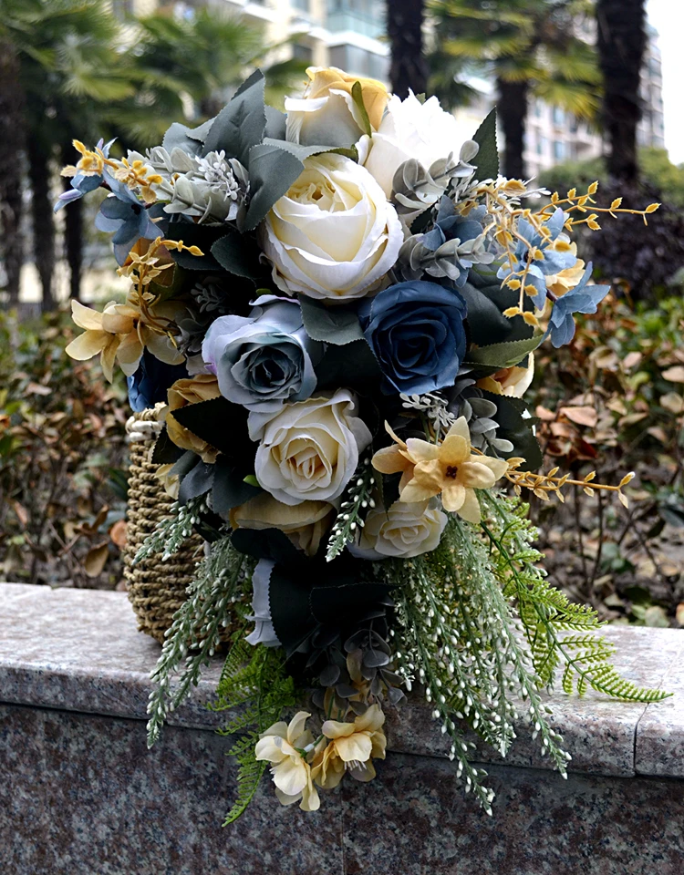 Ramo de novia azul marino con rosas blancas y grises, abalorio de inicial natural, flores de seda para boda, fiesta nupcial, Matrimonio, 2021