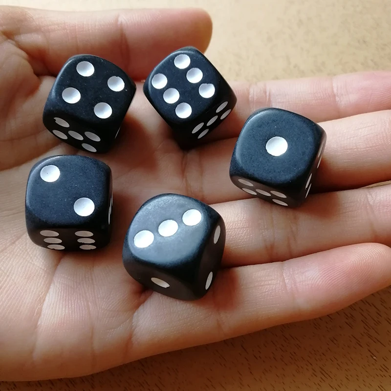 New 10Pcs Portable dice set 16mm Black White Round Corner Dice 6 sides Dices Playing Table Games Party Family Drinking Dices