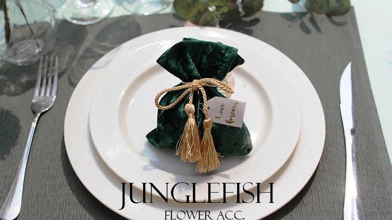 2018 new green velvet wedding candy boxes with string and the cards 9.5*12cm luxury gift pouches event party supplies favors bag
