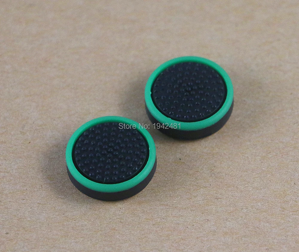 30 pezzi di copertura del cappuccio del joystick del controller analogico in silicone luminoso multicolore per le manopole del pollice Joy Con dell'interruttore