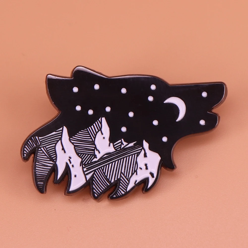 Montanha lobo esmalte pino estrela lua broche noite céu uivando lobo emblema natureza animal jóias