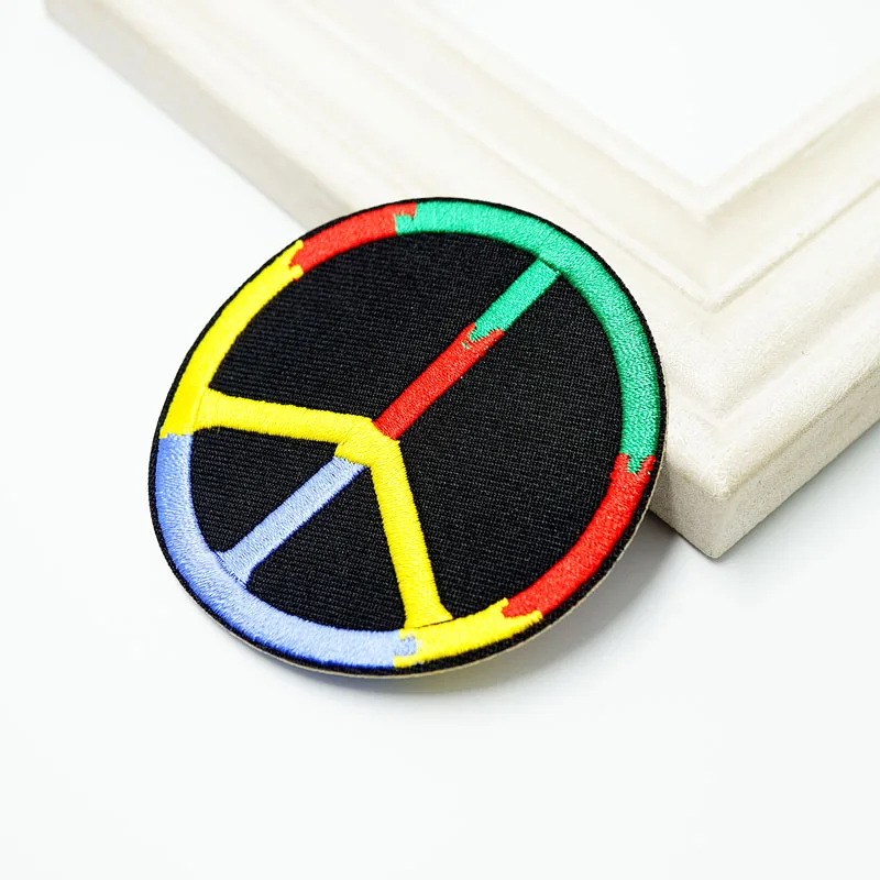 Pokój na świecie (rozmiar: 7.5x7.5cm) żelazko na haftowanej patcha na tkaniny Cartoon odznaka łatki aplikacje na odzież dodatki DIY Hippie