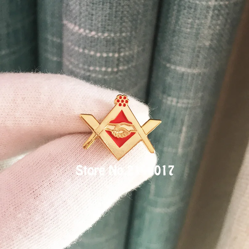 50pcs Customized Metal Badge Masonic Shake Hands Friendship Square and Compass Lapel Pin Free Masons Enamel Brooch Pins Brooch