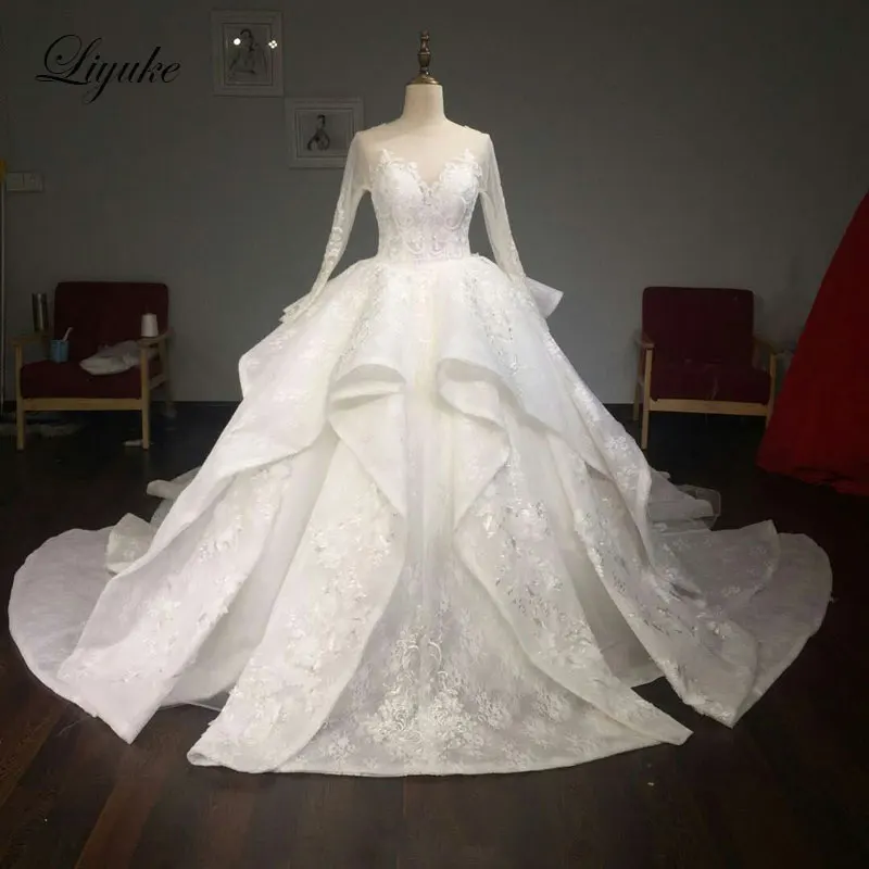 

Liyuke Vintage Princess Scoop Neck Ball Gown Wedding Dress Silky Appliques Lace Chapel Train Full Sleeves Elegant Bridal Dress