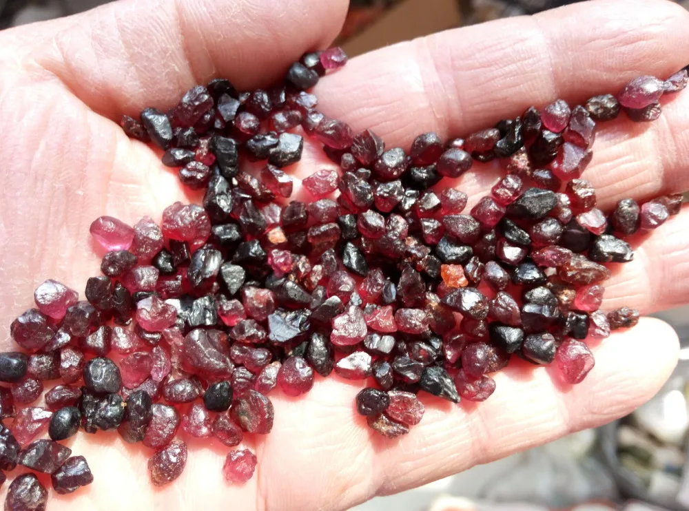 TINY NATURAL ROUGH A+ RED PYROPE GARNET CRYSTAL MINERALS 1000g