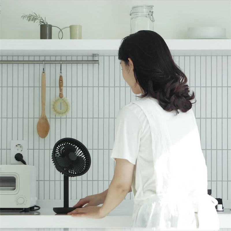 SOLOVE F5 مروحة مكتب 60 درجة اهتزاز ارتفاع الرأس ، سرعة الرياح قابل للتعديل 4000mAh نوع-C قابلة للشحن ضوء مروحة محمولة المنزل