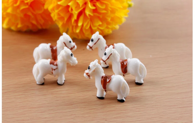2pcs White Red Small Horse Figurine Miniature Aniaml Decoration Mini Fairy Garden Cartoon Statue Resin Craft Home Car Decoration