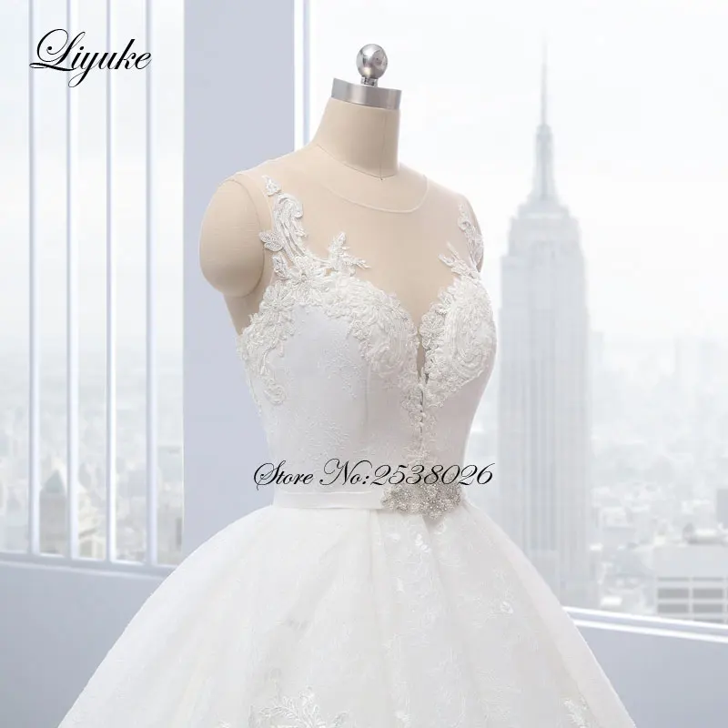 豪華なカスタムメイドのスクープボールガウンウェディングドレスアップリケレースコートトレインイリュージョンバックボタン付きリユケウェディングドレス