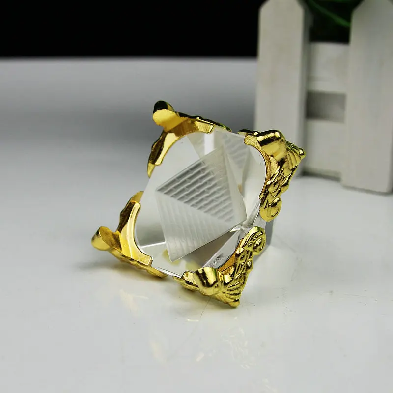 Exquisite 4cm Crystal Pyramid With Gold Stand Egyptian Pyramid Figurines Glass Crafts Gift Home Decoration