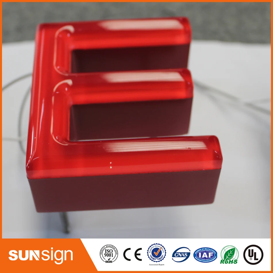 Canais e letras pintadas de frontlit