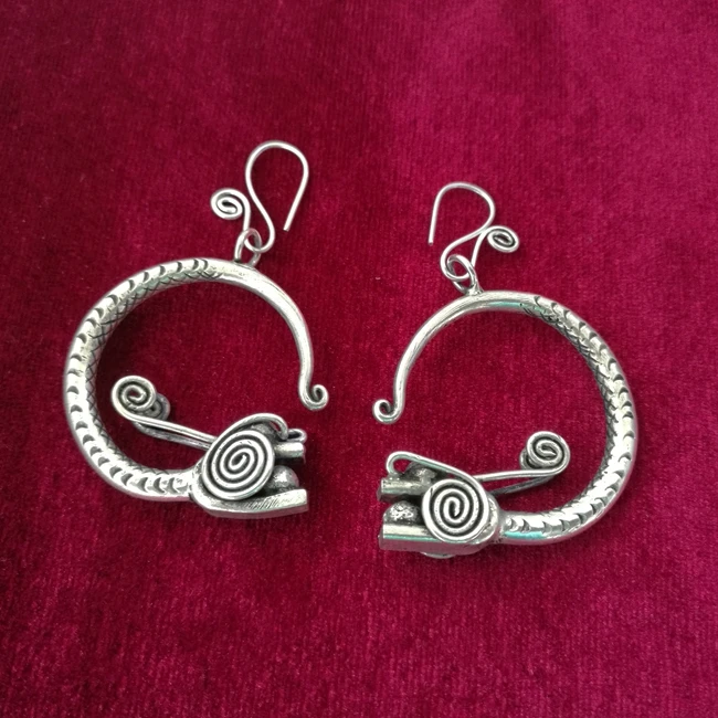 Guizhou Yunnan ethnic minority ornaments retro palace ear ornaments handmade Miao silver personalized leading earrings