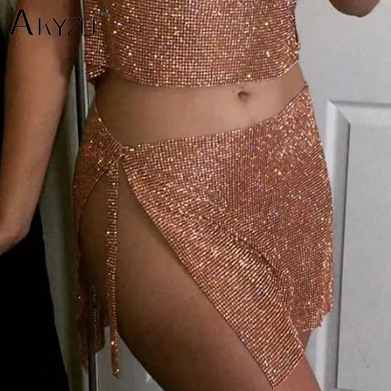 AKYZO ผู้หญิงเซ็กซี่ Clubwear แยก Rhinestone กระโปรงมินิ 2025 ใหม่หรูหราโลหะเลื่อม Glitter คริสตัลปาร์ตี้กระโปรงทอง/เงิน