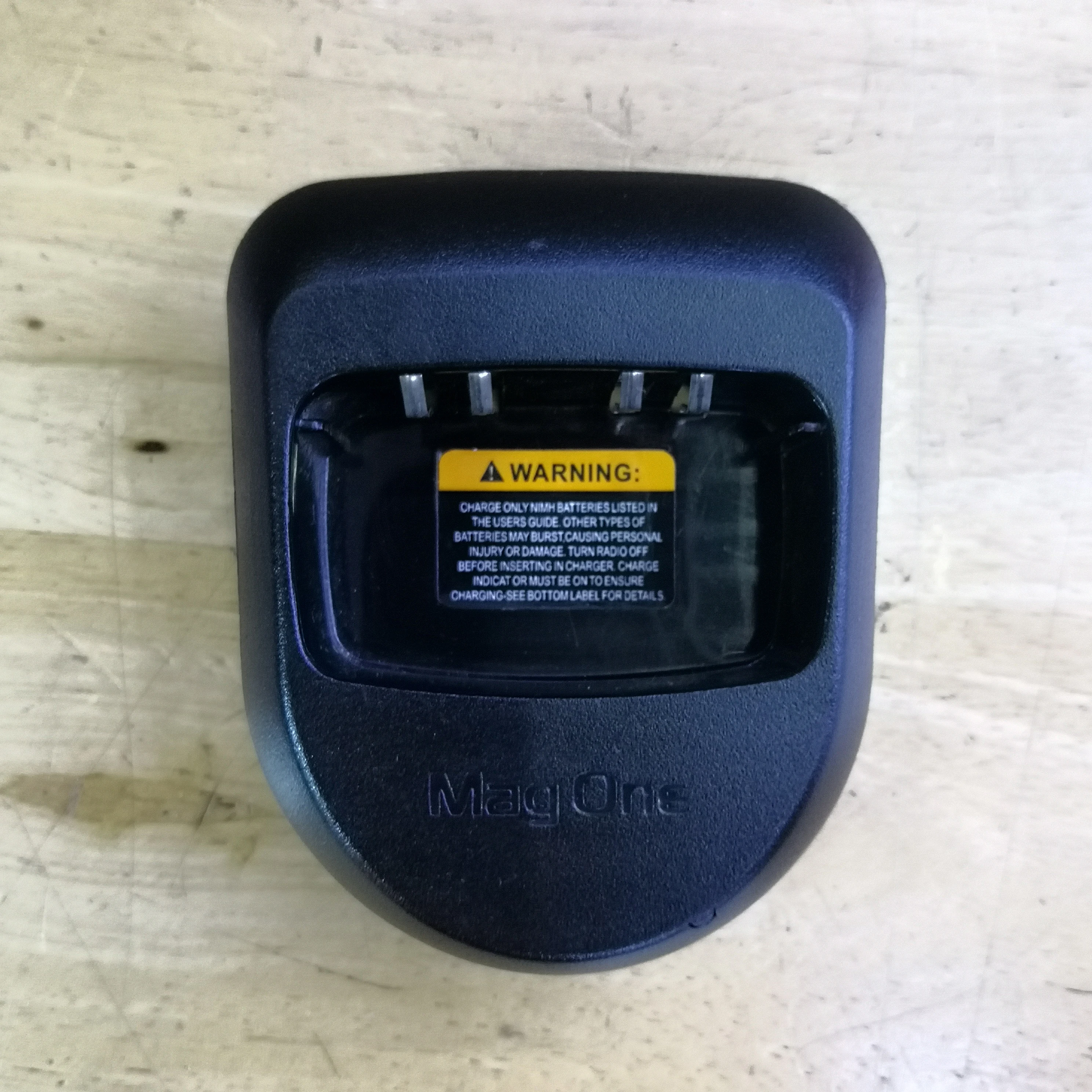 Hanya Pengisi Daya Dasar Desktop untuk Walkie Talkie Mag One A8 A6 Dll untuk Baterai NI-MH PMLN4685A