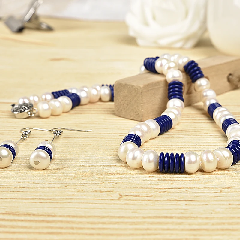 A round blue-and-white jewel  Pearl or Resin necklace and Combination of two shapes and colors