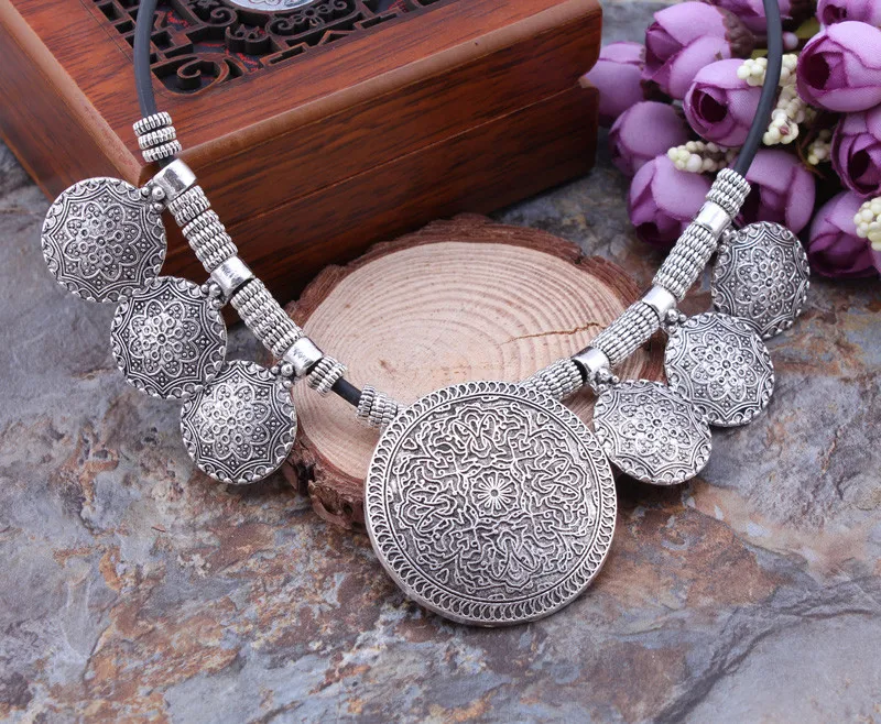 Aussage Ethnische Vintage Tibetischen Silber Farbe Halsketten Runde Münze Geschnitzte Blumen Anhänger Halsketten Für Frauen Tribal Schmuck – Detail 34