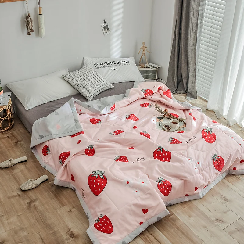 

New Strawberry Print Soft Comfortable Quilts Bed Quilt Comforter Washable Quilted Adults Bedding Colorful Duvet Summer Quilt