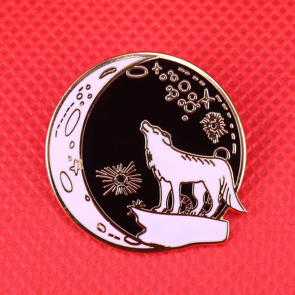 Galáxia lobo esmalte pino dia e noite broche céu estrelado uivando lobo emblema sol lua pinos celestial witchy animal jóias presentes