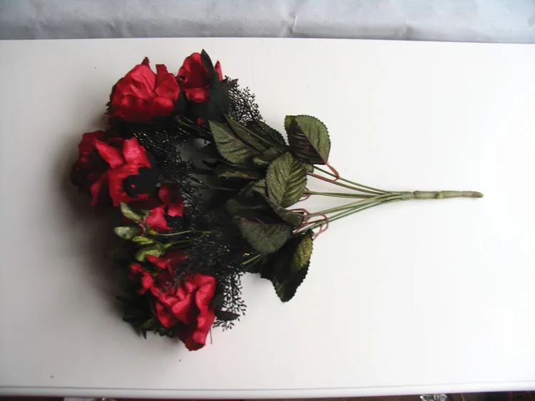 [European] cheap promotional simulation flower arrangement of red roses to roses and rose