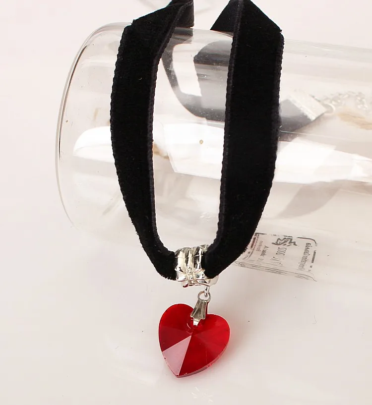 Japanese Velvet Necklace Japan Harajuku Retro European And American Heart Shaped Crystal Pendant Lace Black Peach Heart Necklace