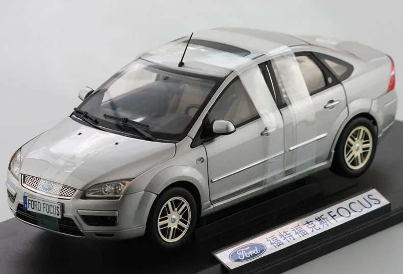 ORIGINAL MODEL 1:18,FORD FOCUS,focus sedan classical,silver