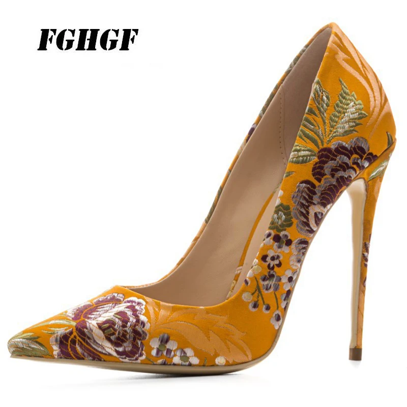 

The 2018 new large-size high-heeled high-heeled shoes with pointed toes and narrow slip-ons are vintage and colorful silk women'