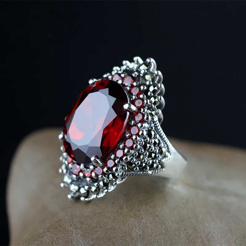 

Ms. Thai silver retro finger ring 925 sterling silver inlaid red garnet noble palace paragraph