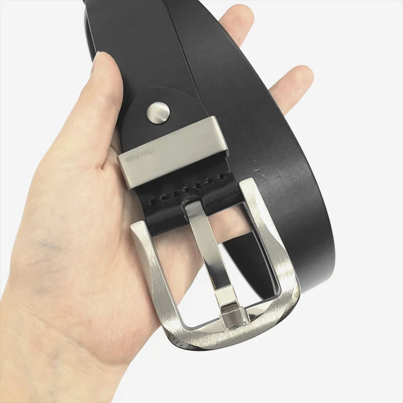 Solide Herren-Gürtelschnalle aus Titan, 3,8 cm, auf schwarzem Ledergürtel, antiallergisch