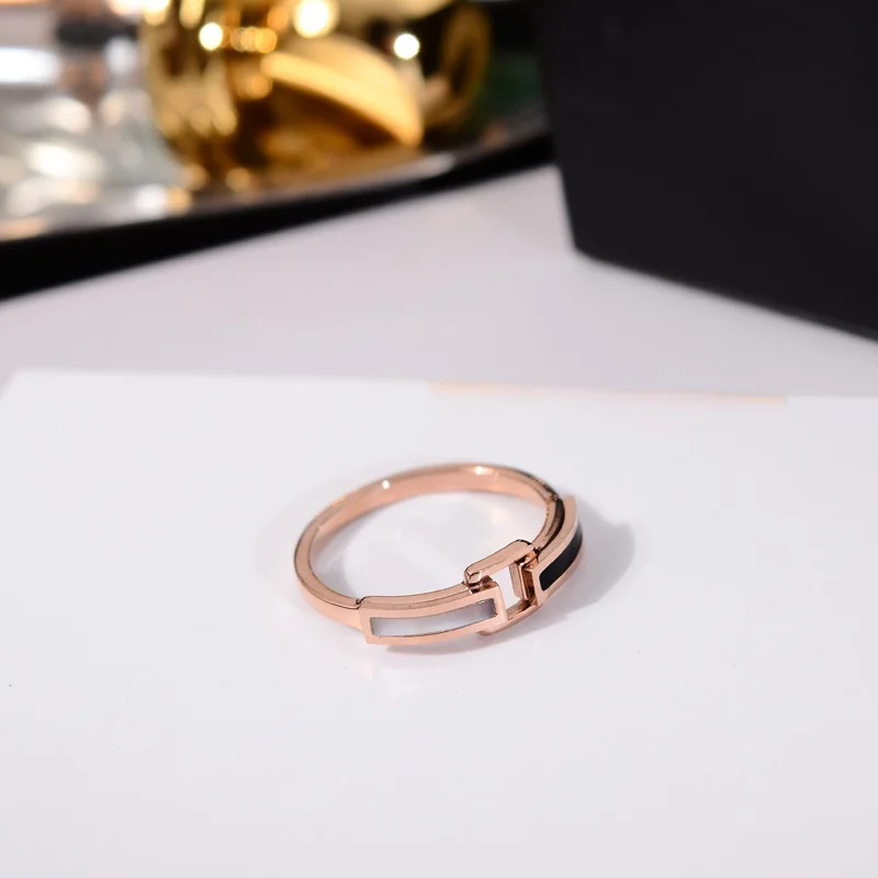 YUN RUO 2018 New Black White Shell Rings Rose Gold Color Fashion Titanium Steel Jewelry Lady\'s Wedding Ring Birthday Gift Woman