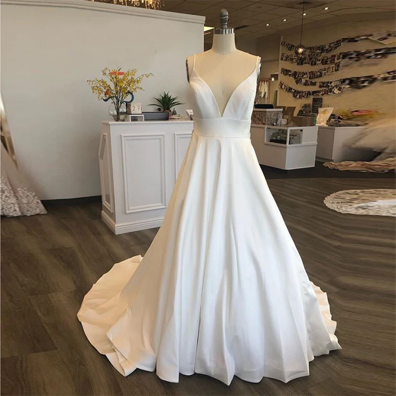 Robe De mariée trapèze Simple, col en v, bretelles Spaghetti, dos nu, applications De perles, traine De chapelle, 2019