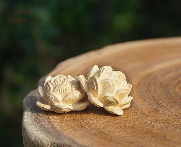 Natural Yellow Boxwood Hand Carved Lotus Bloom Pendant Tiny Charms Mala Japa Beads Bracelet Jewellry Findings DIY Accessories