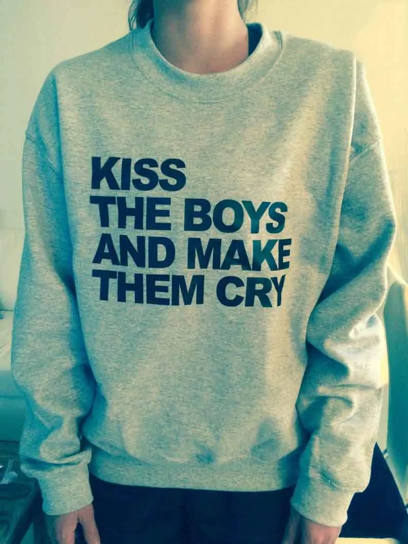 Skuggnas New Arrival Kiss the Boys and Make Them Cry Sweatshirt Gray Crewneck for Women Jumper Funny Saying Fashion Grunge Tops