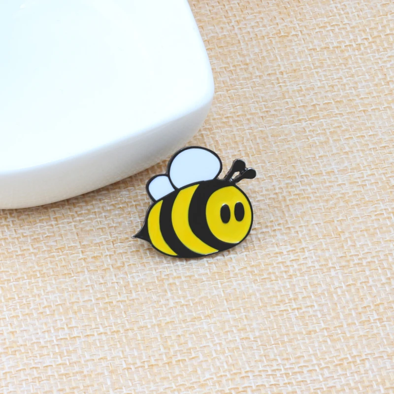 Fashion Brooches Cartoon Cute Bee Fly Insect Brooch Kids Girls Clothes Accessories Black Yellow Enamel Pin Birthday Gift Jewelry