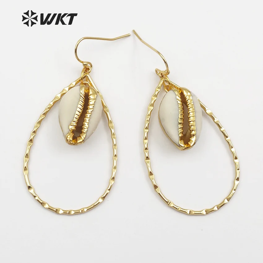 

WT-E446 Wholesale Beautiful Special Design Custom Natural Cowrie Shell Earring With Full Gold For Women Fashion Jewelry Making