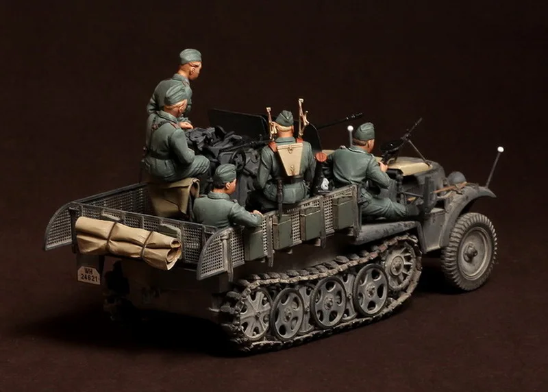 Unpainted Kit  1/ 35 Crew for Sd.Kfz.104 fur 2cm FlaK 30 include 6  figure Historical  Figure Resin  Kit