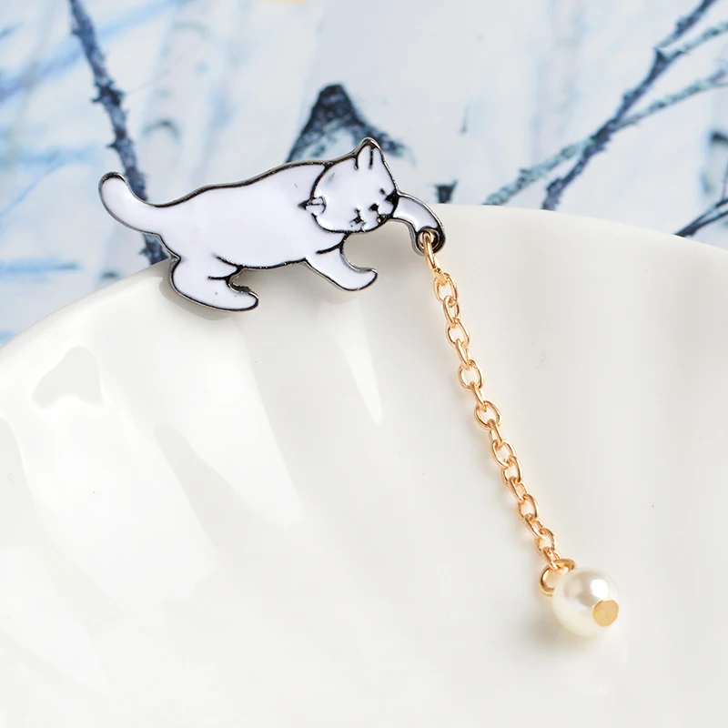 White cat and imitation pearl tassel pins Brooches Badges Hard enamel lapel pins Backpack Bag Hat Accessories Cat jewelry