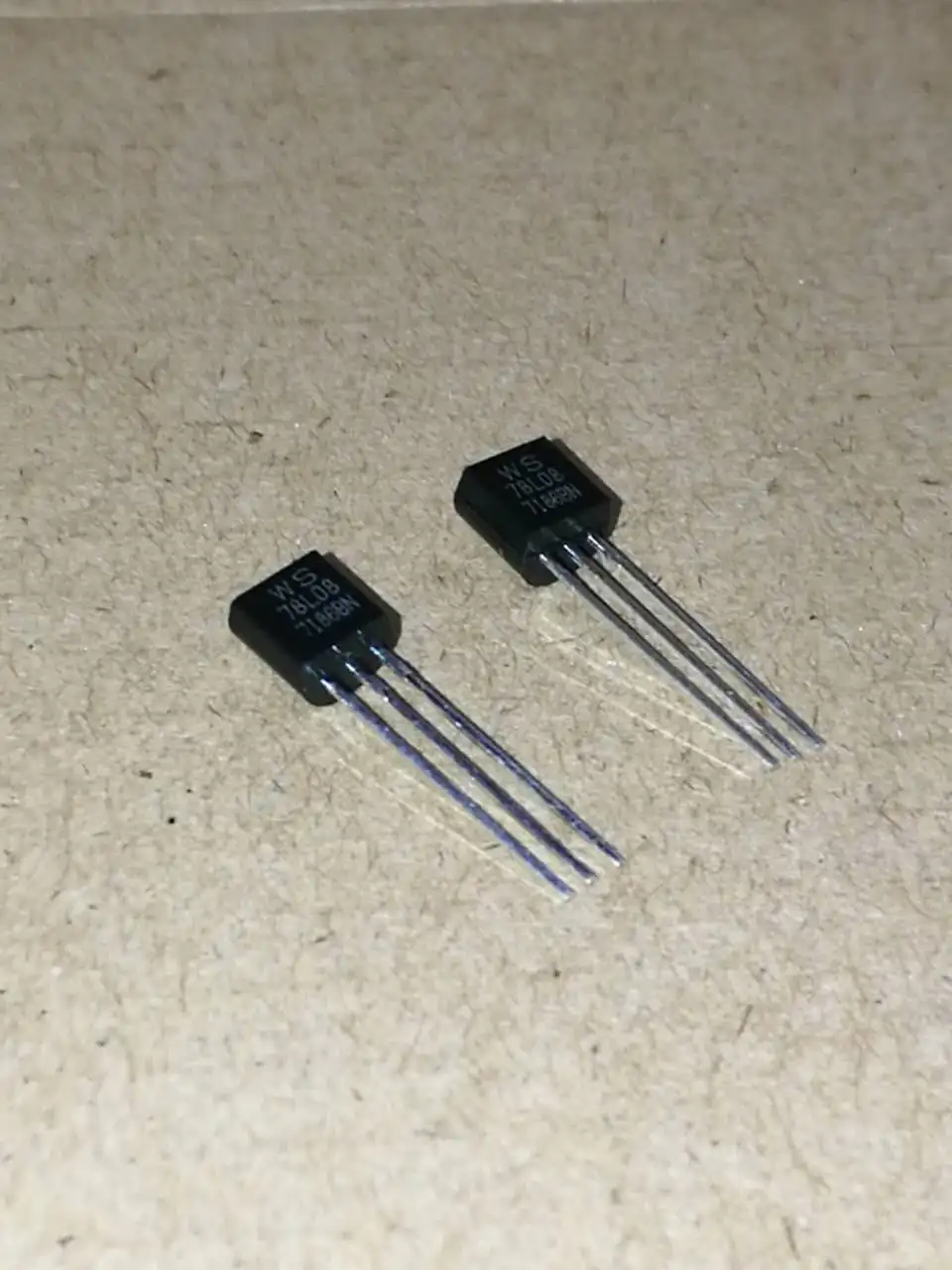 10 unids/lote 78L08 a 92 en Stock