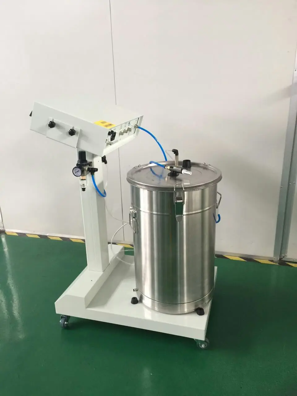 Electrostatic powder coating machine with electrostatic powder painting spray gun