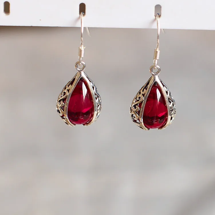 

Manufacturers direct S925 silver wholesale fashion lady hollow Garnet Earrings