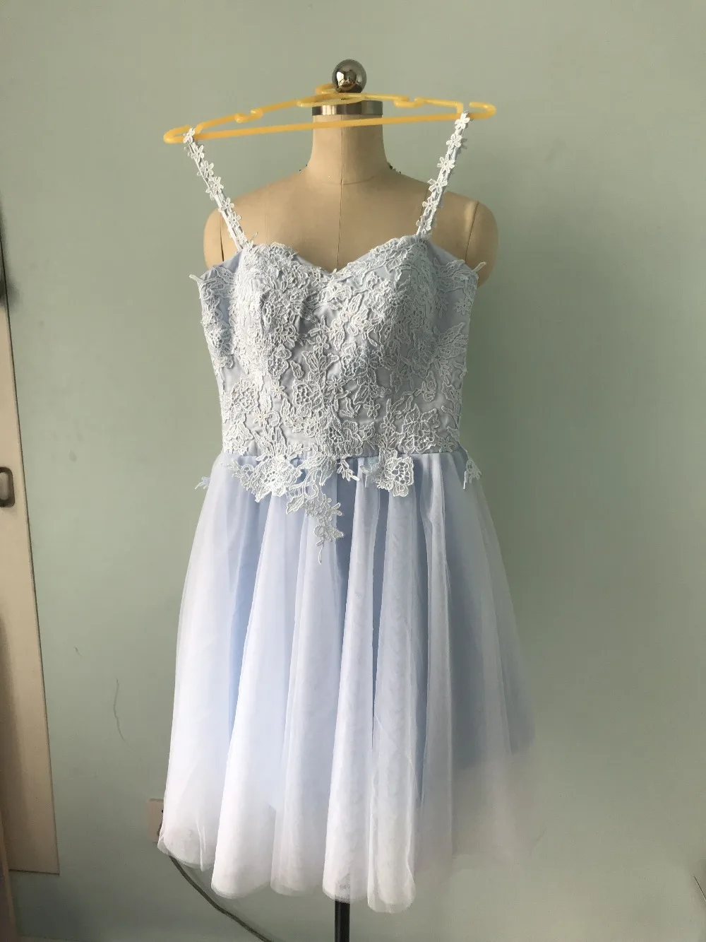 2020 Abiti per rientro a casa Una Linea di Cinghie di Spaghetti di Lunghezza Del Ginocchio Tulle Appliques Del Merletto Elegante Abiti Da Cocktail Cielo Blu Chic vestido