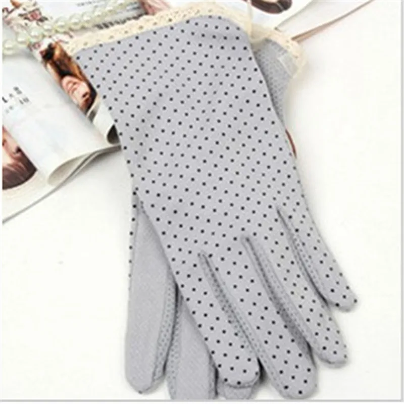 1Pair Fashion Women Gloves Ladies Summer Slip-resistant Sunscreen Gloves Cute Dot Thin Knitted Fabric Breathable Cycling Gloves