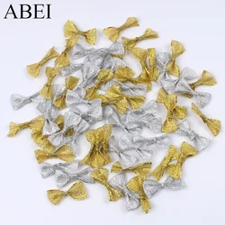 100 pz/lotto Oro Argento Archi Fatti A Mano mini Legami di Arco Per La Cerimonia Nuziale del Contenitore di Caramella Sacchetto Del Regalo Del Partito Scrapbook Decorazione di Capi di Abbigliamento Accessorie