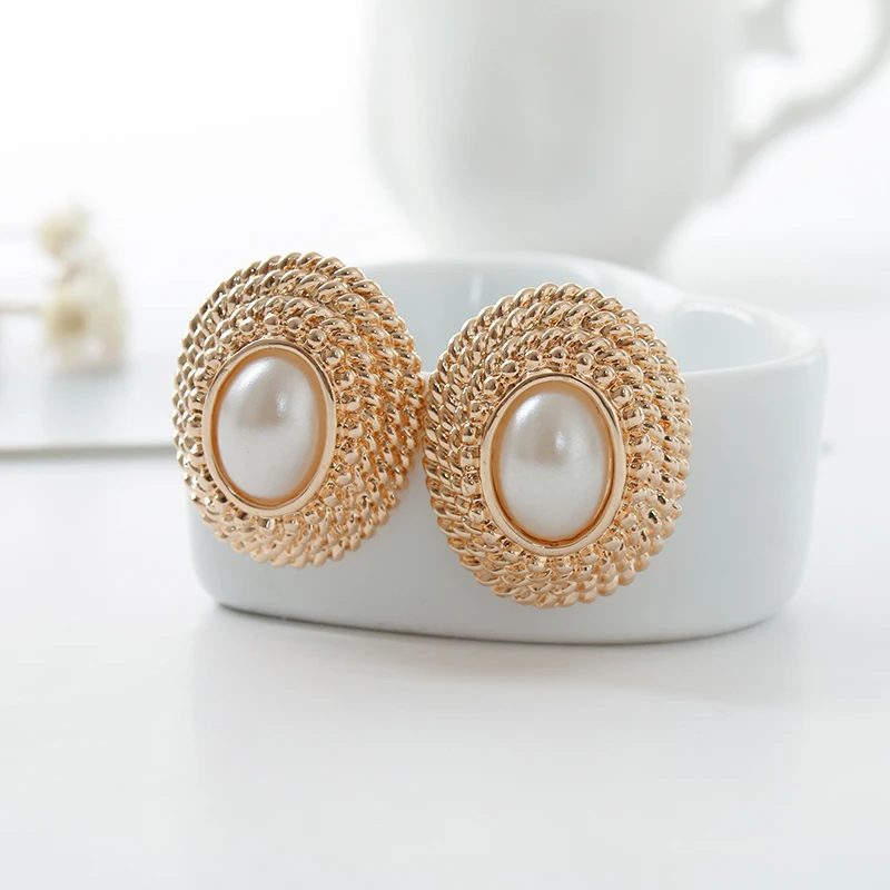 Oval pearl ear clips European and American temperament, high-end cold wind earrings, non-perforated ear clips, free shipping, bi