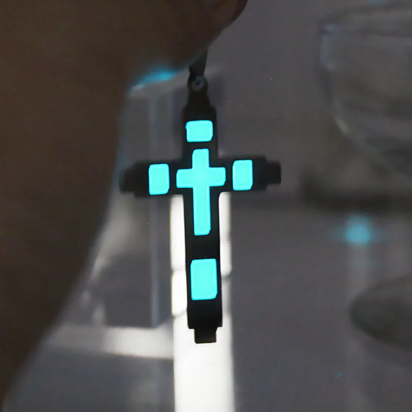 Cross necklace glowing Necklace Pendants cross keyChain Fashion Jewelry glow in the dark boy men women girl necklace