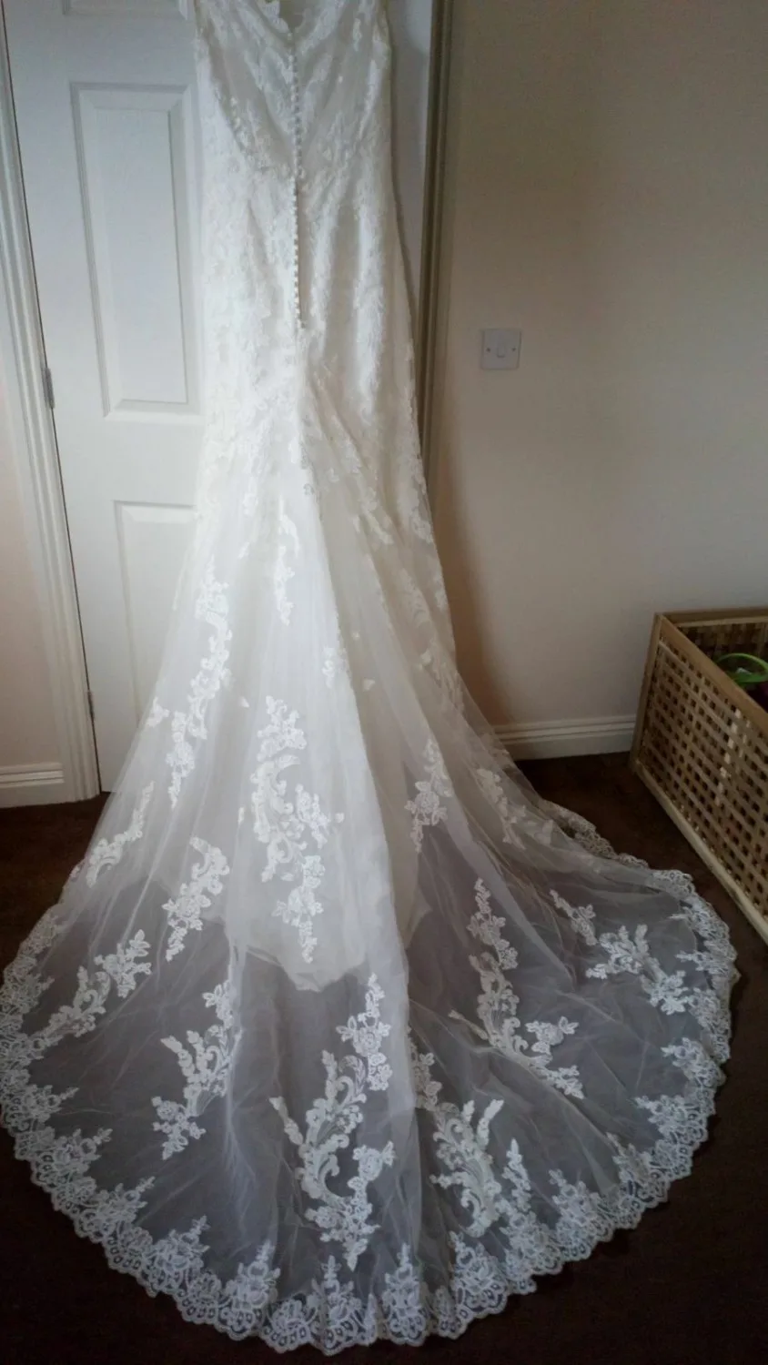 Einfache sexy V-Ausschnitt Damen Spitze Brautkleider Meerjungfrau Kapelle Zug Mädchen Braut Kleider Trompete Fischschwanz Fit und Flare für Outdoor