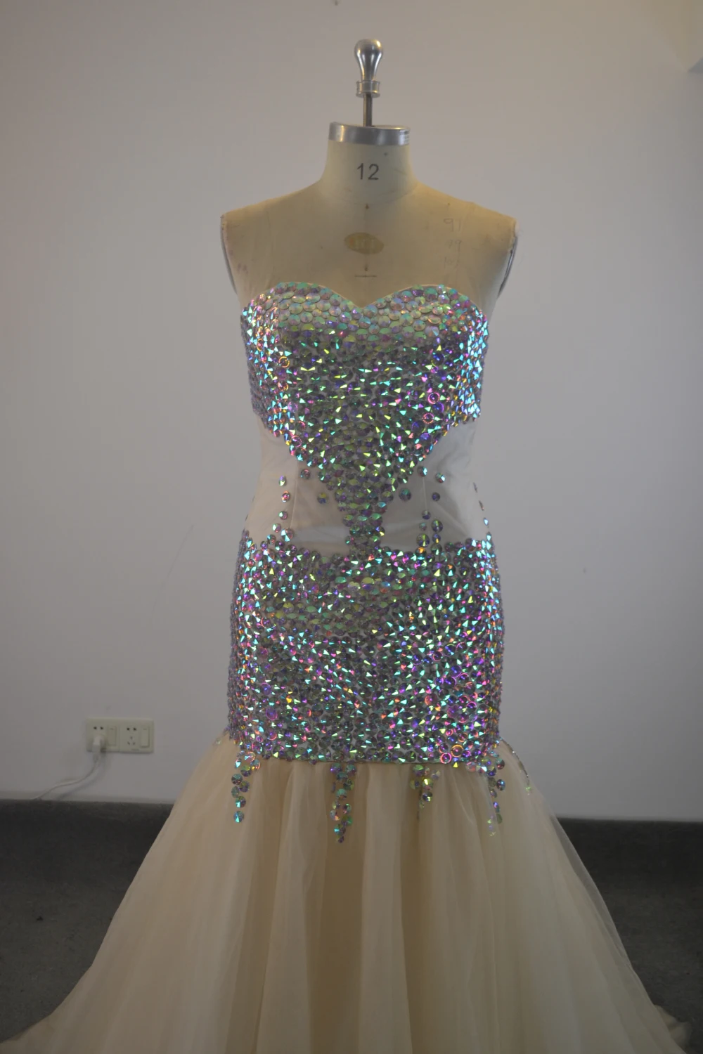 Moda cristal beading champanhe a linha vestido de baile sexy strapless andar comprimento vestido de festa