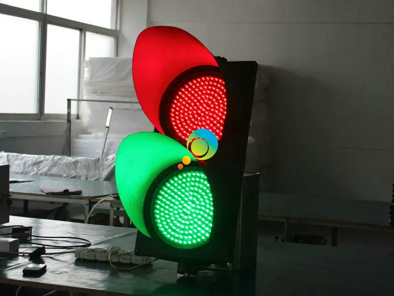 New design road safety Waterproof PC housing 300mm red green LED traffic signal light